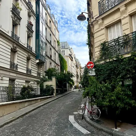 Charming Montmartre パリ